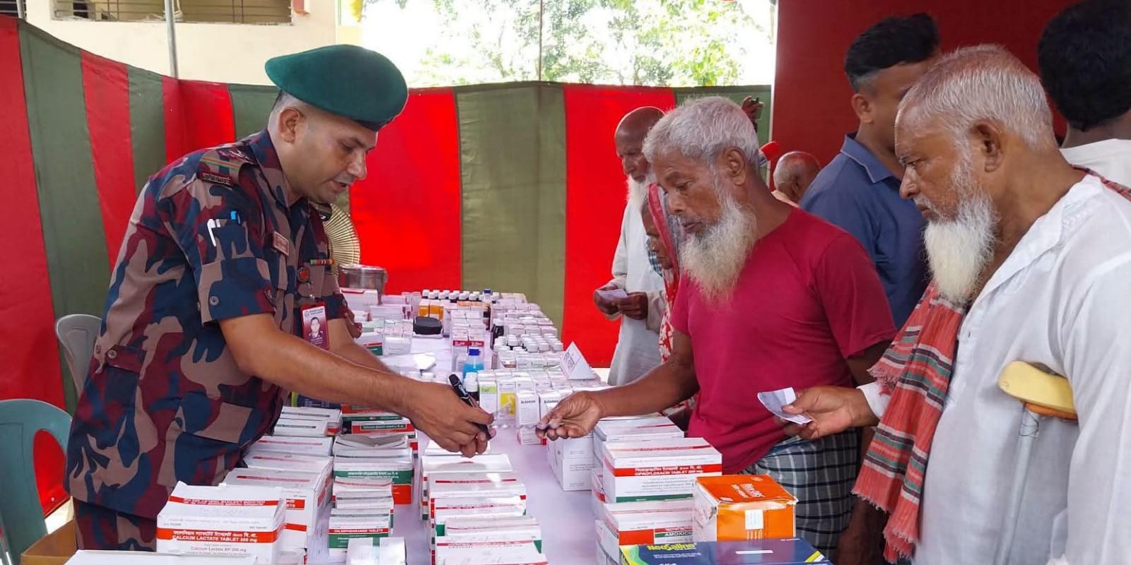 পাঁচবিবির সীমান্তে মানবতার হাত বাড়াল বিজিবি, ৭ শতাধিক মানুষ পেল বিনামূল্যে চিকিৎসা ও ওষুধ